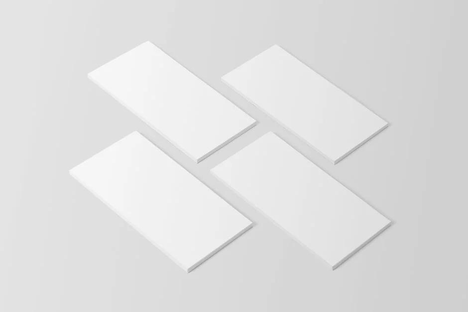 Un espace de travail élégant avec un ordinateur portable et des écrans affichant un logiciel de création.