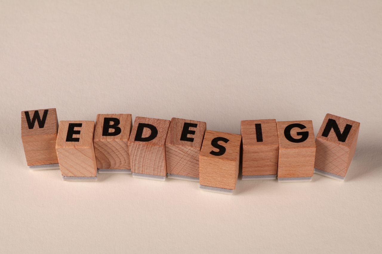 about-02 Des blocs en bois formant « web design » illustrent avec créativité le concept de design numérique.